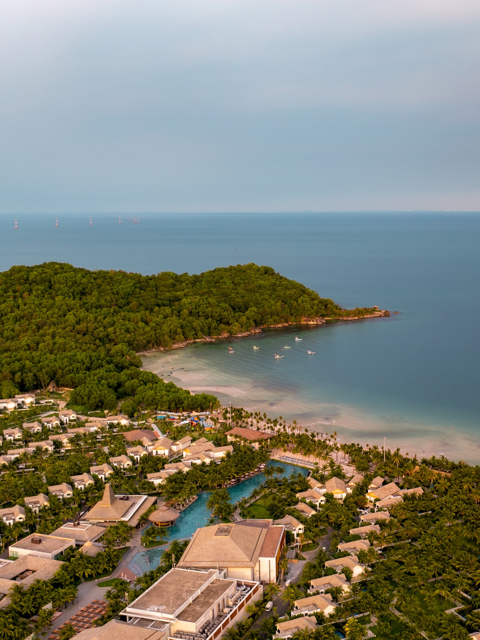 Bãi biển riêng ôm trọn resort New World Phú Quốc