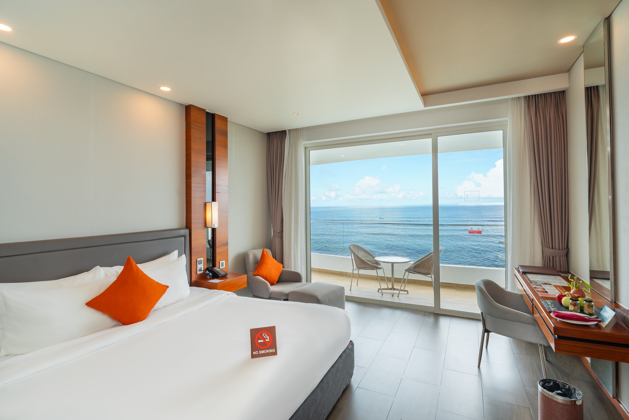 Phòng nghỉ có ban công riêng hướng biển tại Seashells Phú Quốc