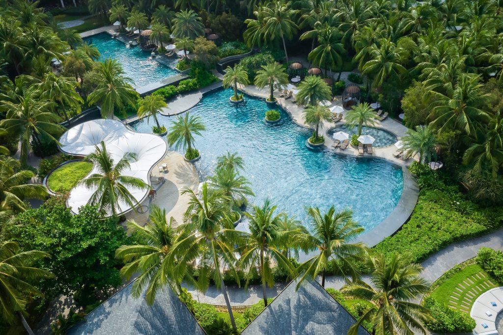 Hồ bơi rộng thoáng tại InterContinental Phú Quốc