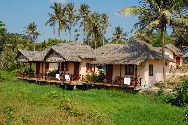 Khu nghỉ dưỡng với các bungalow đơn giản, mộc mạc, gần gũi, tạo cho du khách cảm giác giống như ở đang sống giữa một ngôi làng nhỏ, xinh xắn.
