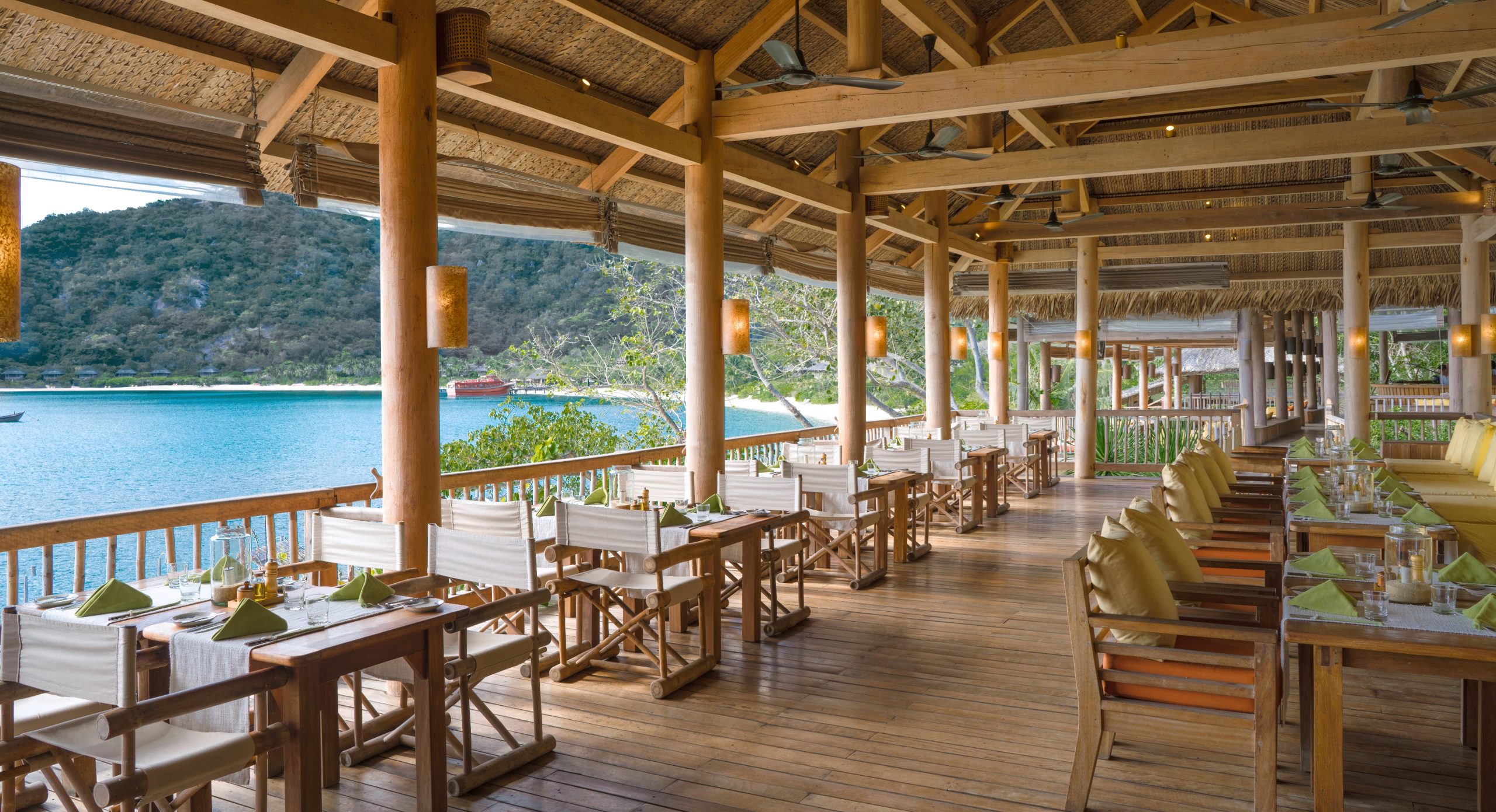 Nhà hàng Six Senses resort ven biển cho tết 2025