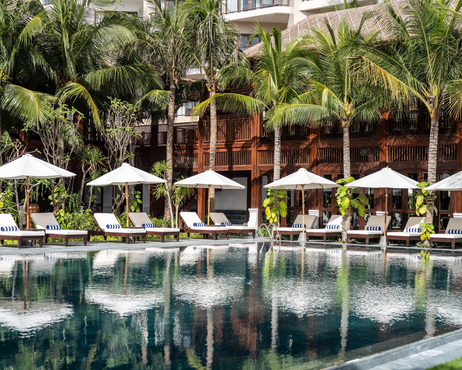 Hồ bơi The Anam resort ven biển cho tết 2025