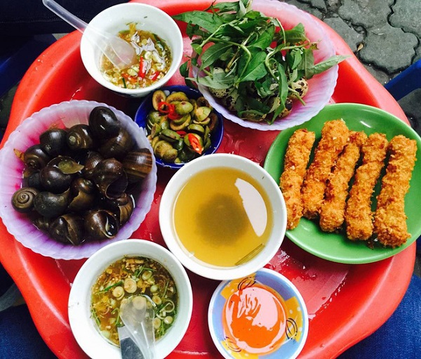 Khách hàng thưởng thức ốc tại quán ốc Hà Nội bà Câm Khách hàng thưởng thức ốc tại quán ốc Hà Nội bà Câm