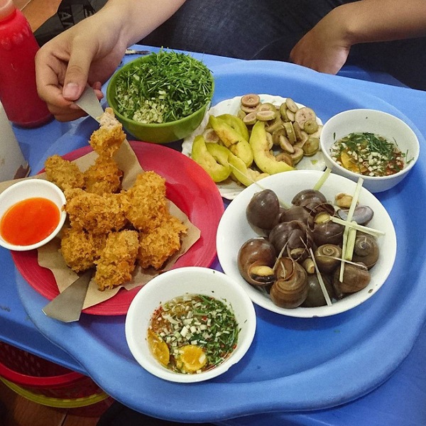 Không gian nhỏ quán ốc Hà Nội Oanh Thái Hà Không gian nhỏ quán ốc Hà Nội Oanh Thái Hà