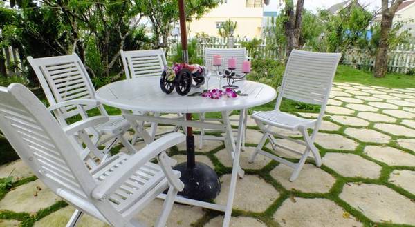 Bàn ghế xinh xắn trong sân khách sạn Đà Lạt view đẹp