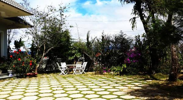 Khuôn vẻ rộng rãi, ngập tràn hoa và cây xanh.
