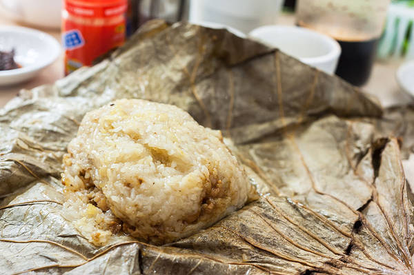 Xôi hấp lá sen dẻo thơm trọn vị
