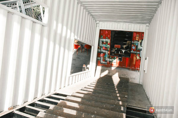 Mặt tiền The Factory Sài Gòn với container