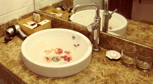 Chậu rửa mặt được thiết kế tinh tế.