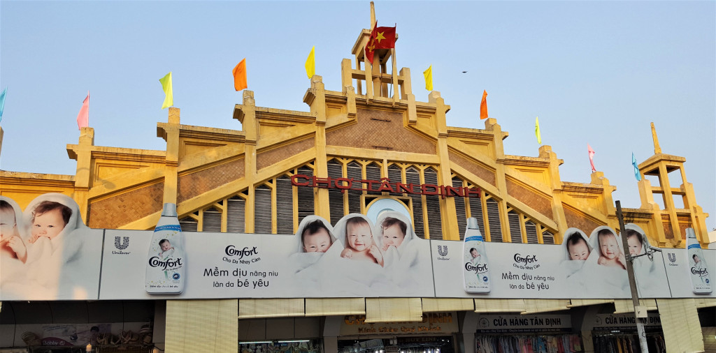 Chợ Tân Định: Nằm trên đường Hai Bà Trưng sầm uất, chợ có từ năm 1926. Xưa, đây từng được xem là "chợ nhà giàu" của người Sài Gòn, bày bán nhiều mặt hàng chất lượng. Hiện nay, chợ Tân Định thu hút nhiều người đến tham quan, mua sắm. Ảnh: Nomutake Keimomo, Kazuo Terajima.
