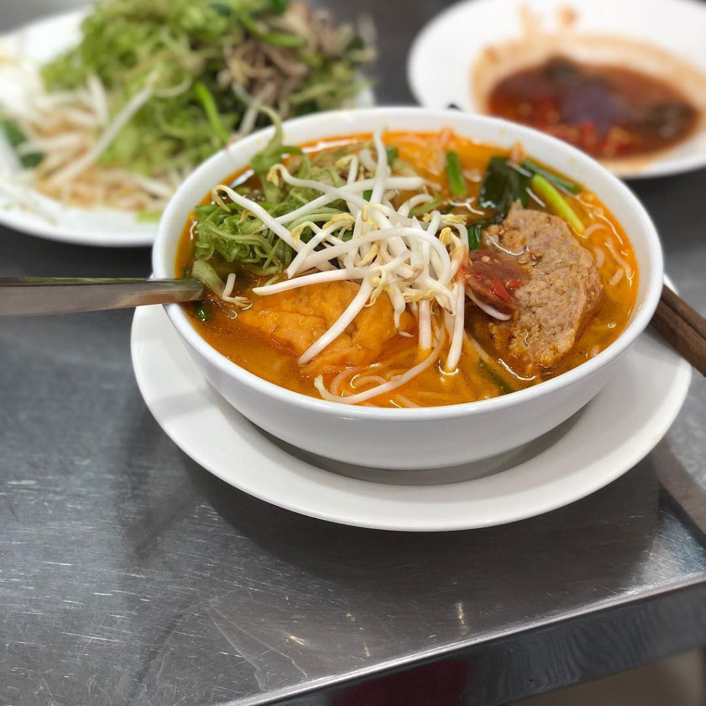 Chợ bày bán hàng hóa phong phú, từ "made in Vietnam" đến khắp nơi trên thế giới. Tuy nhiên, giá cả tương đối cao so với mặt bằng chung. Chợ Bến Thành còn là địa chỉ lý tưởng để thưởng thức ẩm thực Sài Gòn. Ảnh: @thaodao, @jpjung74, @linhchimm, @ericekos.