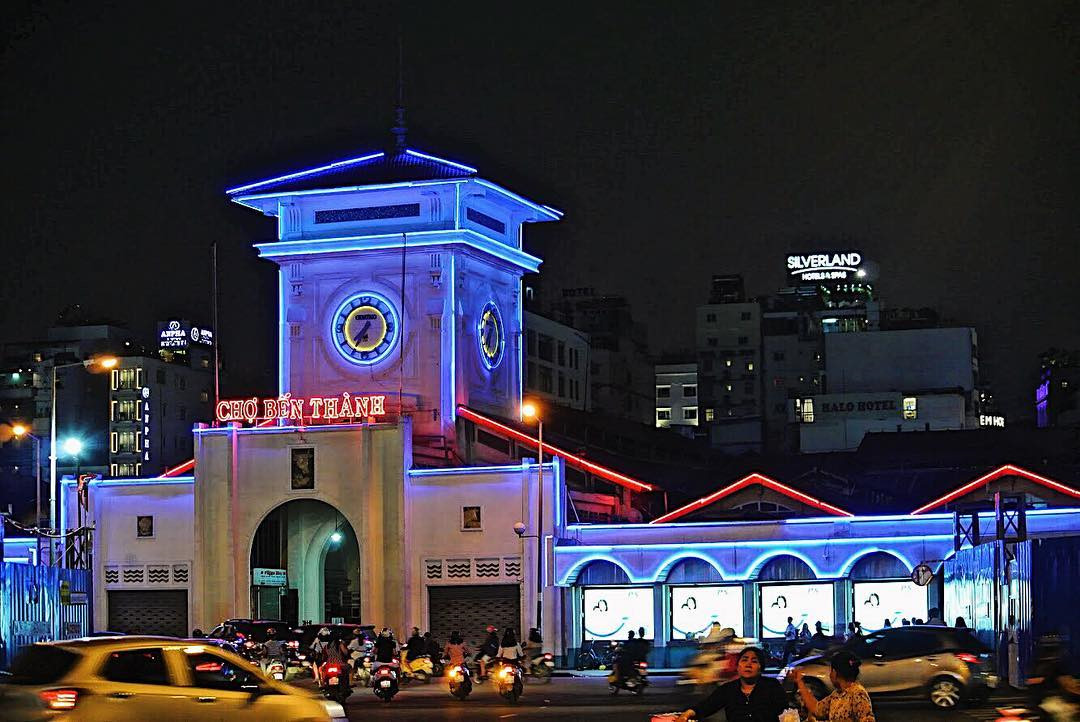 Đến tận khuya, Bến Thành vẫn chưa thôi náo nhiệt với khu chợ đêm ở đây. Bốn mặt tiền chợ, nhất là dọc theo hai con đường Phan Bội Châu và Phan Chu Trinh ở hai cửa đông và cửa tây, luôn tấp nập du khách. Tất cả cùng hòa mình vào nhịp sống năng động của một thành phố trẻ. Ảnh: @mon_henry, @msjnunez, @maisaraharshad, @ismi_rinjani.