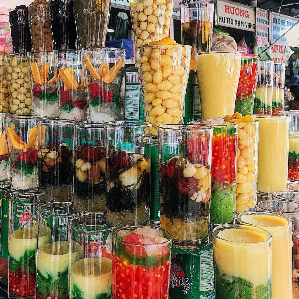 Dạo chơi chợ Tân Định cuối tuần, bạn sẽ không lo gì đói. Khu chợ này có nhiều món ngon của Sài Gòn như hủ tiếu, cháo sườn, bò bía, chè các loại... Đặc biệt, nhiều quầy hàng ăn uống ở đây được cho là vẫn giữ nguyên hương vị của một thời. Ảnh: @behindfoodcarts, @now.vn_saigon, @doiratngon, @uyenien0608.