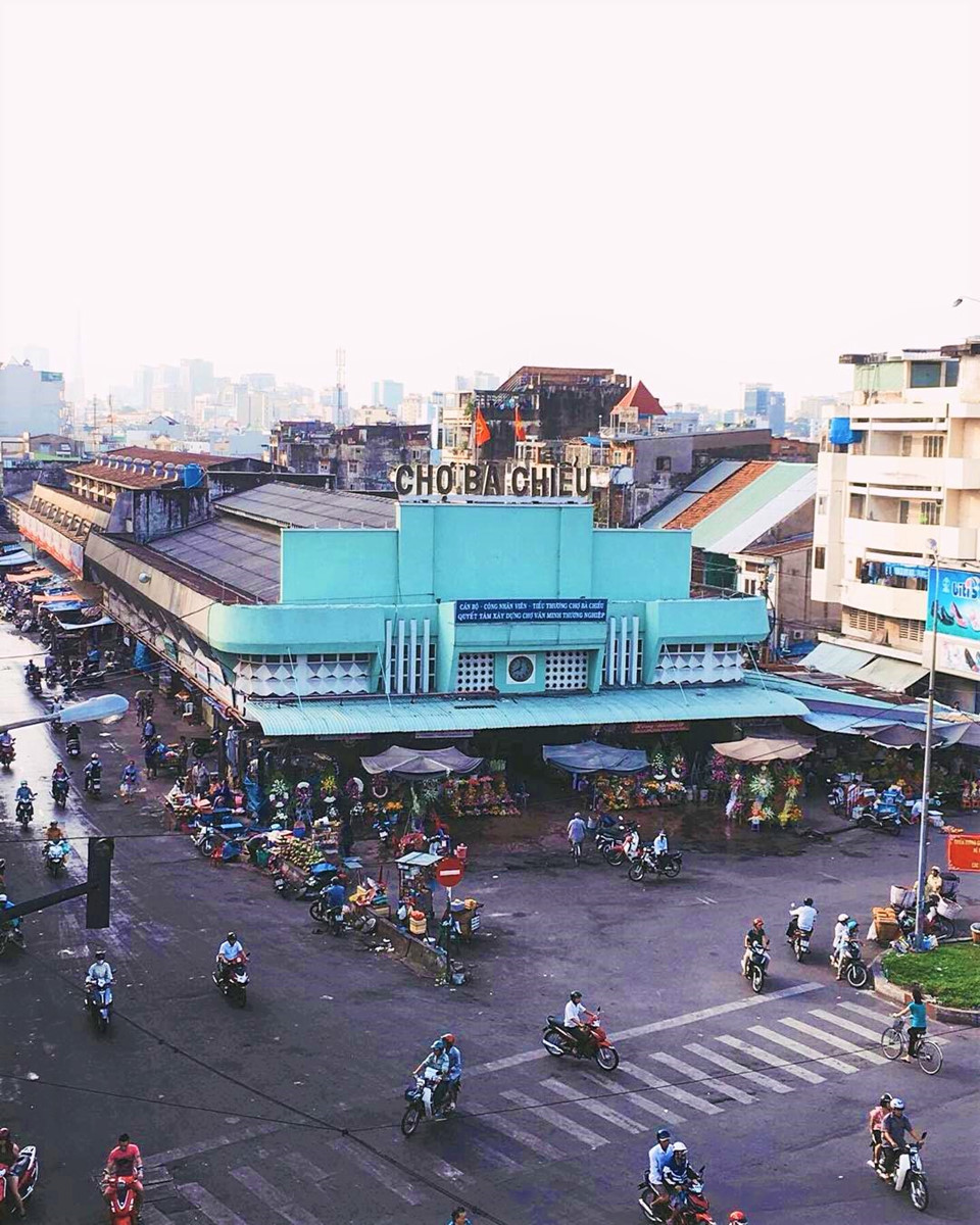 Chợ Bà Chiểu: Đây là khu chợ bình dân ở trung tâm quận Bình Thạnh. Hàng ngày, chợ Bà Chiểu luôn tấp nập người lui tới, không chỉ riêng dịp cuối tuần. Chợ nằm ngay góc ngã ba đường Bạch Đằng - Phan Đăng Lưu - Lê Quang Định, có tuổi đời hơn 7 thập kỷ. Ảnh: @tnhi.huynh.