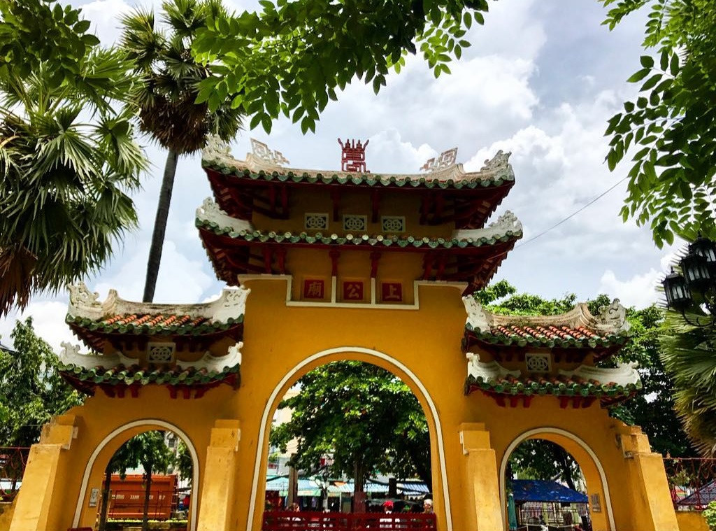 Cạnh chợ là địa điểm nổi tiếng khác - Lăng Tả quân Lê Văn Duyệt, còn gọi là Lăng Ông, hay Lăng Ông Bà Chiểu. Đây từng được xem là biểu tượng của đất Gia Định xưa. Ngoài ý nghĩa linh thiêng, khuôn viên xanh mát, rợp bóng cây của Lăng Ông còn rất phù hợp cho những ngày cuối tuần thư giãn của bạn ở TP.HCM. Ảnh: @minhchauarc, @pizzacartel.