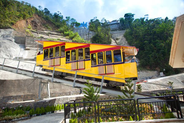 Tàu hoả leo núi. Ảnh: banahills