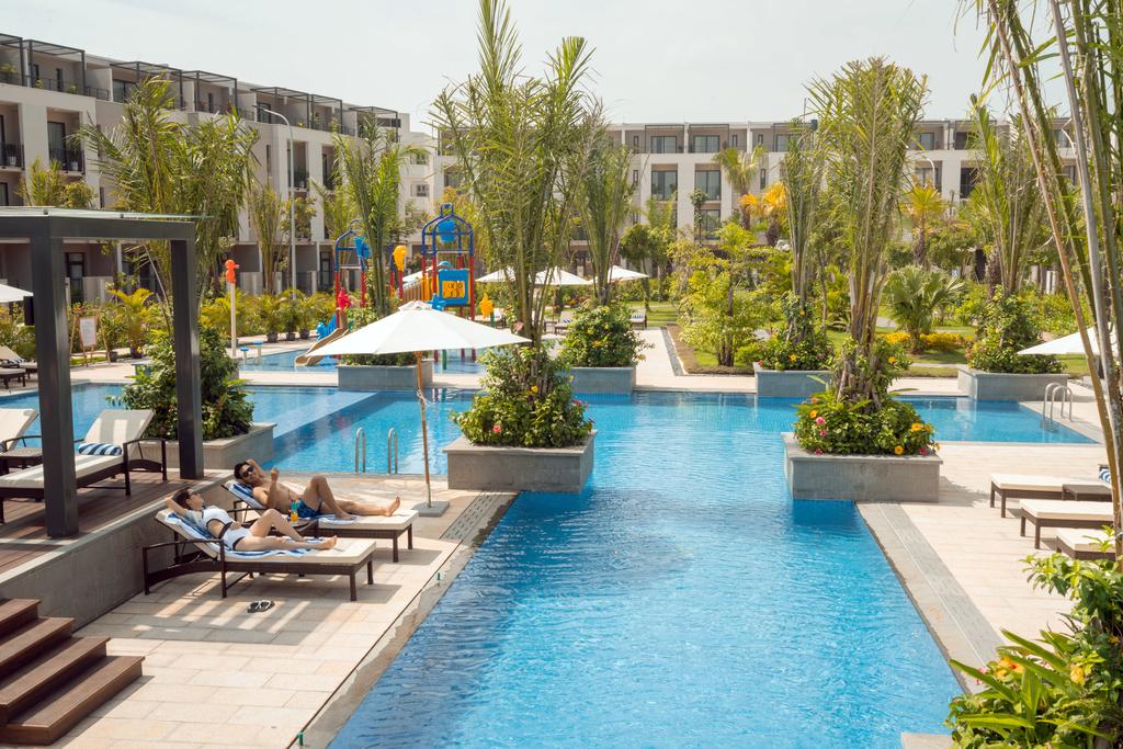 Không gian phòng khách và bếp tại Royal Lotus Resort Hạ Long Không gian phòng khách và bếp tại Royal Lotus Resort Hạ Long