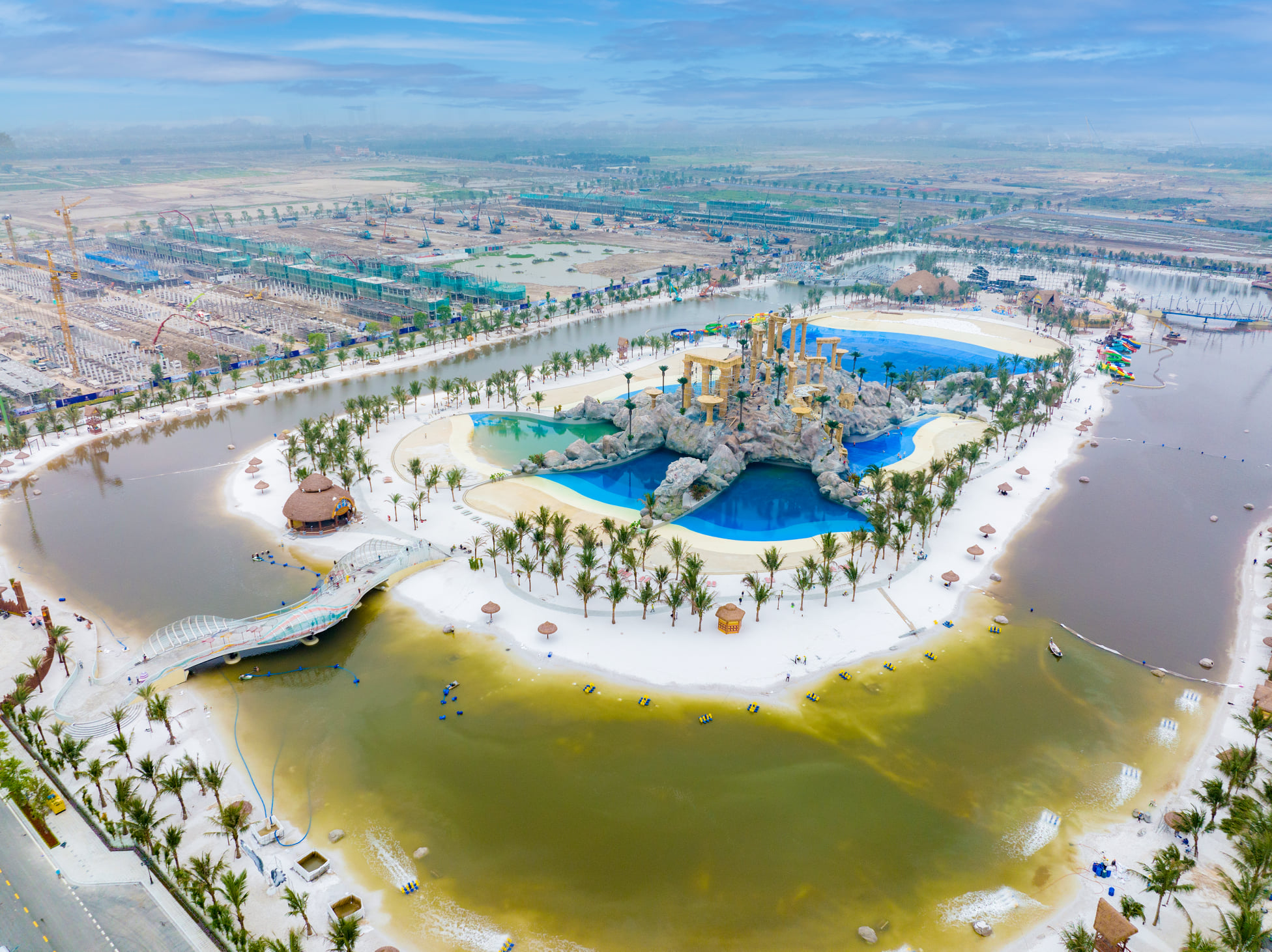 Khai trương tổ hợp bể bơi tạo sóng nhân tạo Royal Wave Park gần Hà Nội