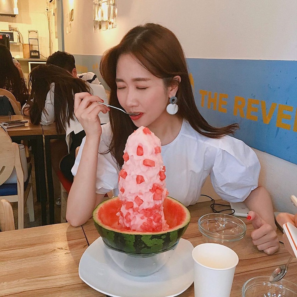 Không gian The Reverse Brother Saigon với bingsu Sài Gòn đẹp mắt