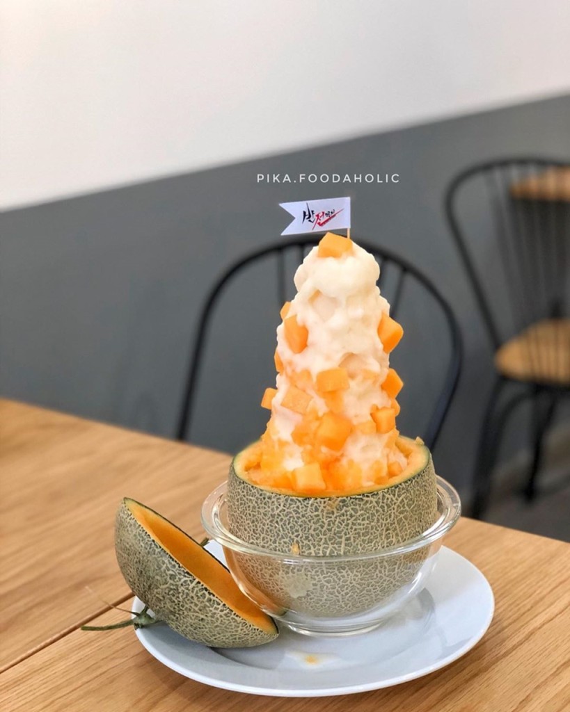 Bingsu dưa lưới và dừa tại quán bingsu Sài Gòn