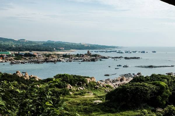 Đứng từ ngọn hải đăng, bạn có thể phóng tầm mắt bốn mặt biển bao quanh, nhìn thấy đất liền và thậm chí mình còn nhìn thấy cả khu cắm trại LU ấy chứ.