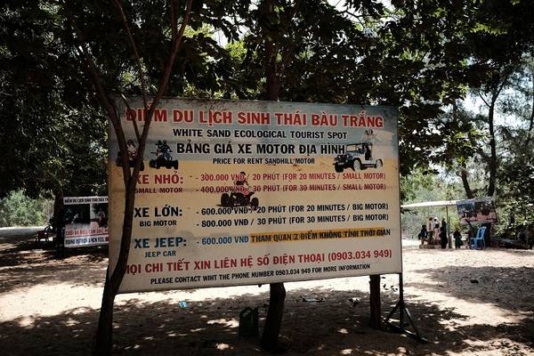 Bạn có thể trải nghiệm cảm giác đi xe jeep trên địa hình cát “phê” hết chỗ chê tựa như mình đang đi thú nhún vậy.