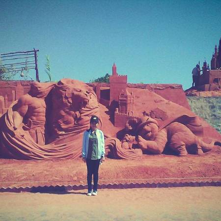 Chụp ảnh cùng tượng cát Chú mèo Đi Hia Phan Thiết