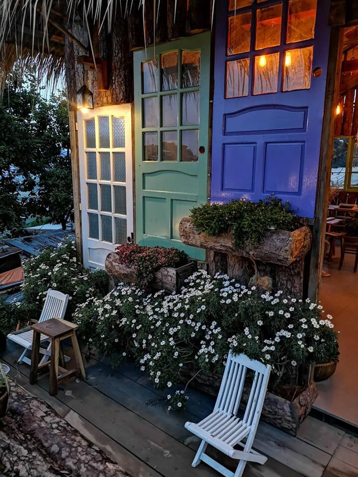 Rubik Light Café Đà Lạt hoa nở rực rỡ Rubik Light Café Đà Lạt hoa nở rực rỡ