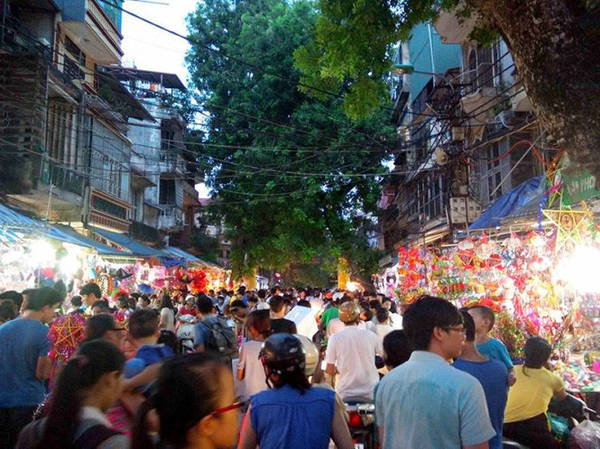 Dòng người đổ về phố Hàng Mã khi du lịch Hà Nội vào dịp tết Trung thu nhộn nhịp như chợ tết