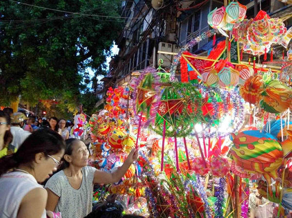 Trải nghiệm du lịch Hà Nội ngắm những chiếc đèn ông sao truyền thống lung linh khắp phố Hàng Mã