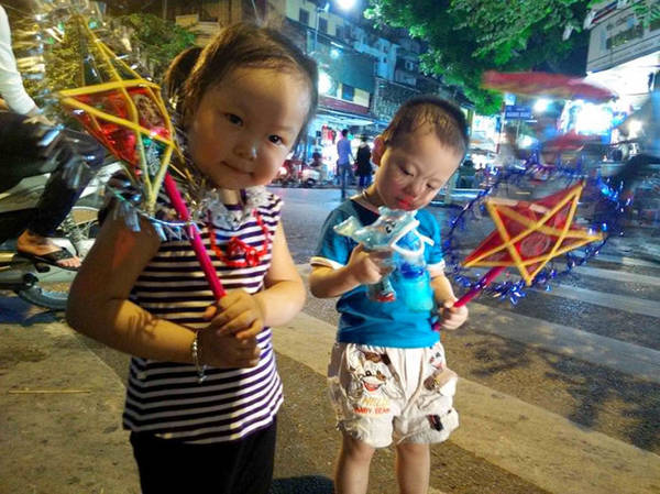 Trẻ nhỏ rạng rỡ nhận quà trung thu ý nghĩa khi cùng gia đình du lịch Hà Nội
