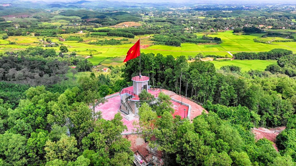 Cột cờ núi Hứa. Ảnh: damha.gov.vn