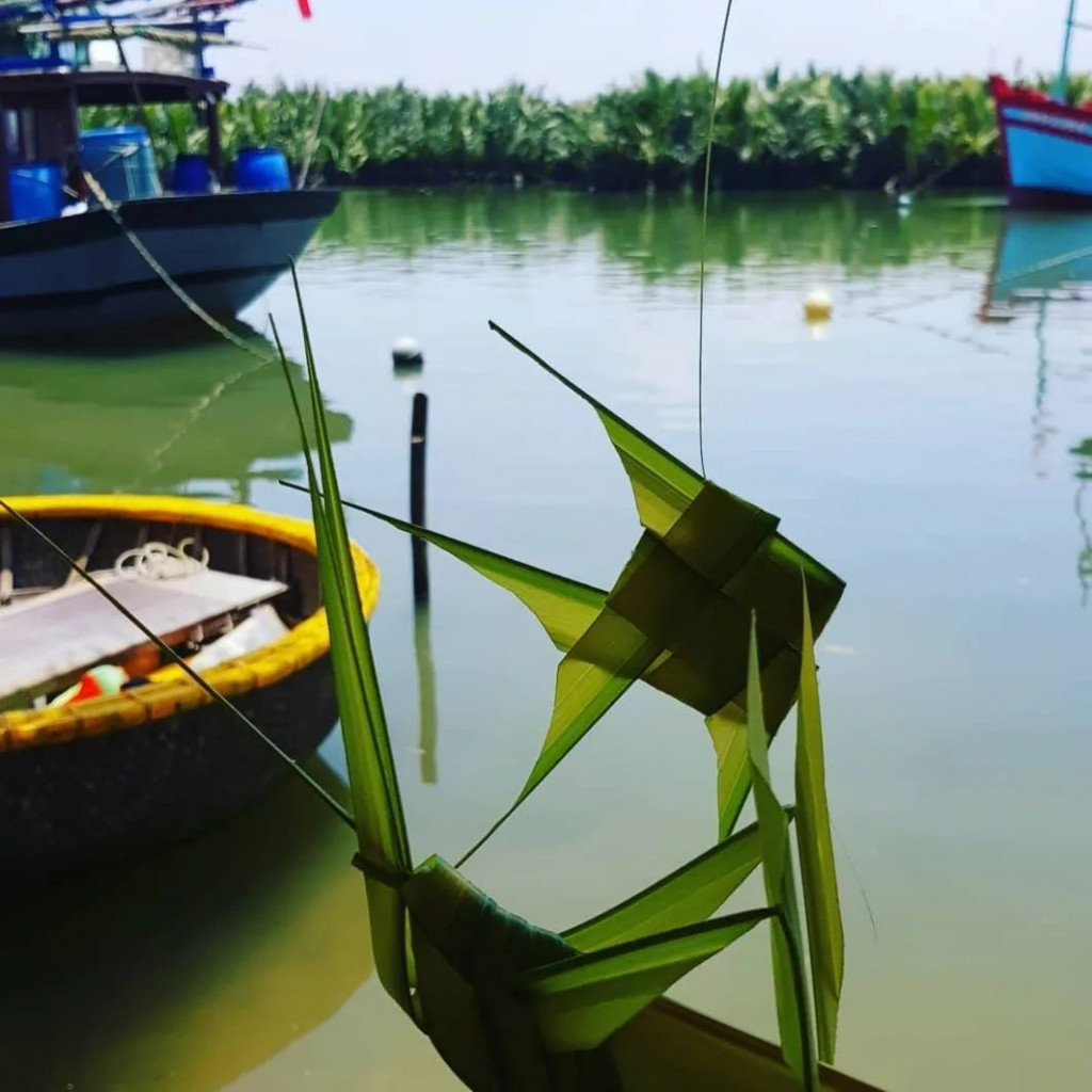 Đồ chơi làm từ lá dừa tại Rừng dừa Bảy Mẫu