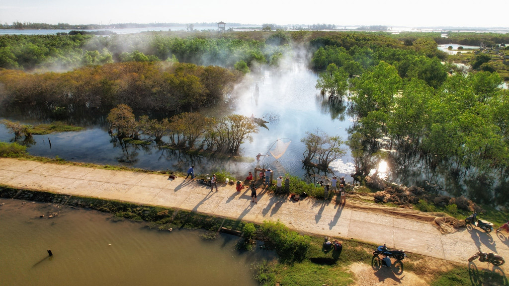 Mưu sinh nơi Rú Chá. Ảnh: Lê Hoài Nhân.