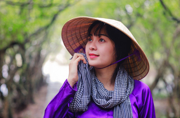 Nét duyên của thiếu nữ khi tạo dáng tại cảnh quan rừng Rú Chá