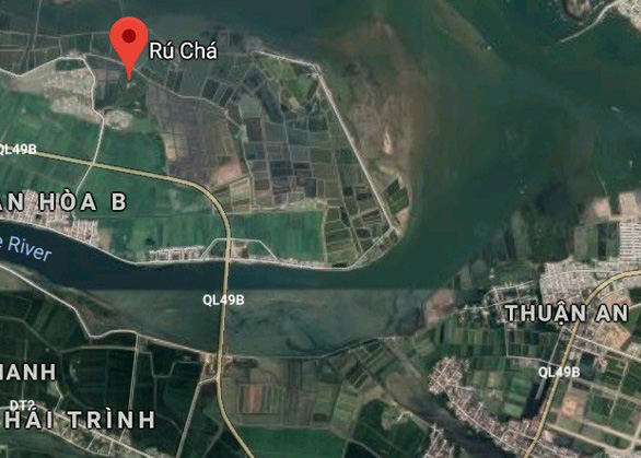 Du khách có thể tới Rú Chá từ cảng cá Thuận An, vượt qua cửa biển, dạo chơi bằng ghe hoặc tàu đánh cá, cũng là một trải nghiệm rất thú vị - Ảnh chụp màn hình
