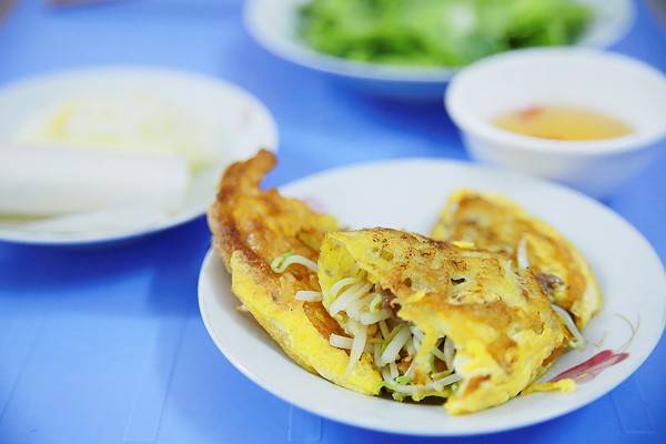 Bạn có thể ăn bánh xèo riêng như thế này…