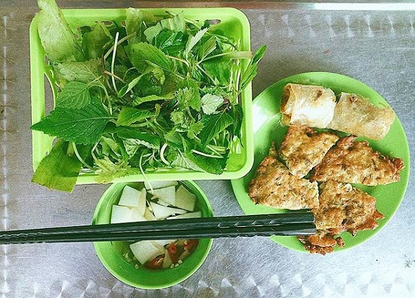 Nem rươi ăn kèm rau sống