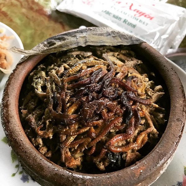 Rươi kho nồi đất đặc sản Tứ Kỳ