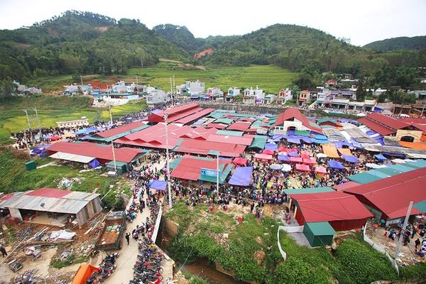 Rượu ngô Hà Giang tại chợ phiên vùng cao