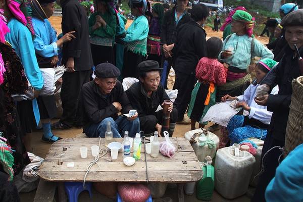 Người dân tộc Mông thưởng thức rượu ngô Hà Giang