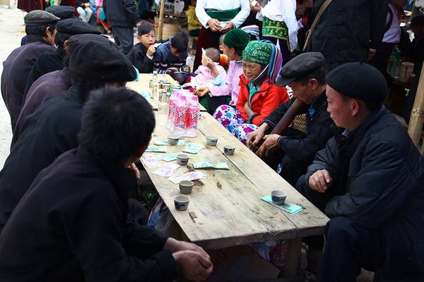 Rượu ngô Hà Giang níu chân du khách tại chợ