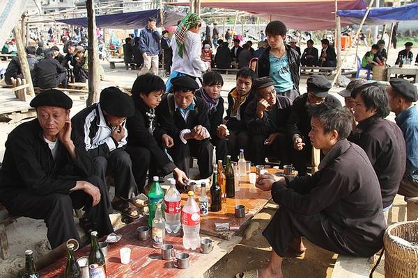 Rượu ngô Hà Giang làm nóng phiên chợ vùng cao