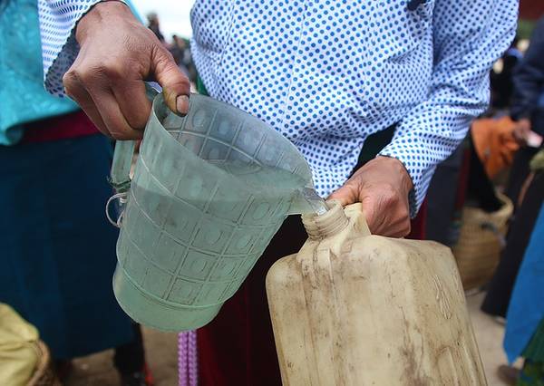 Đong rượu ngô Hà Giang tại chợ phiên