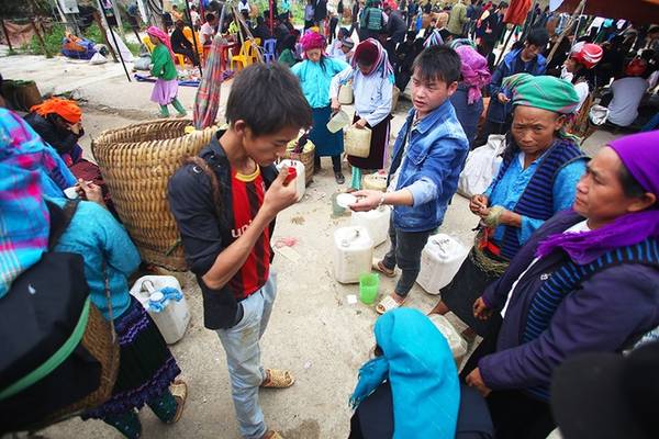 Thử rượu ngô Hà Giang trước khi mua