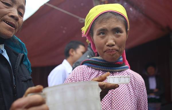 Phụ nữ thưởng thức rượu ngô Hà Giang