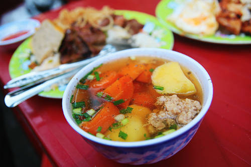 Canh ăn kèm với dĩa cơm sà bì chưởng Sài Gòn để đổi vị