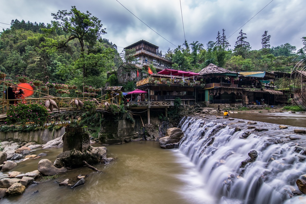 Du khách chụp ảnh bên dòng suối Hoa tại Sapa