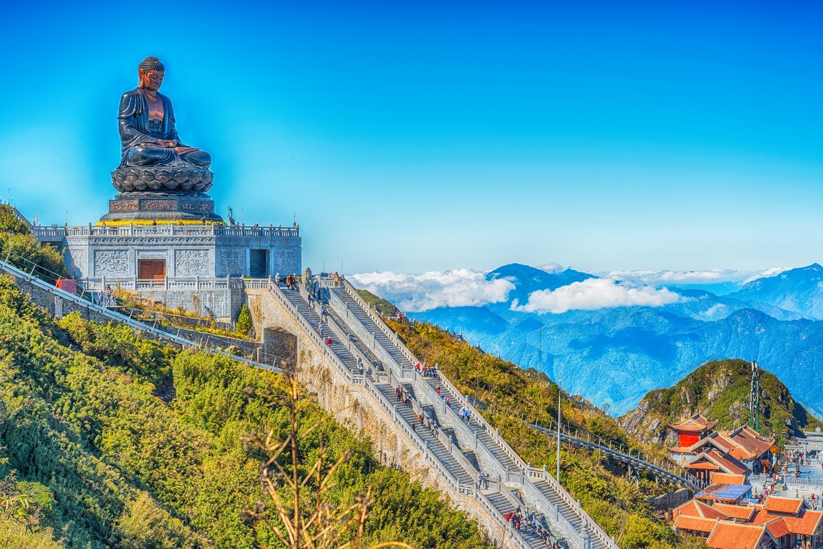 Điểm du lịch tâm linh trên đỉnh Fansipan  Với độ cao 3.143m, Fansipan là ngọn núi cao nhất Việt Nam, nằm cách Sa Pa 9 km về phía Tây Nam. Ở đây, ngoài chiêm ngưỡng cảnh thiên nhiên hùng vĩ, du khách có thể đến Fansipan Legend, quần thể công trình du lịch văn hóa, dịch vụ cáp treo, vui chơi giải trí và khách sạn nghỉ dưỡng. Ảnh: Prawat Thananithaporn/Shutterstock.