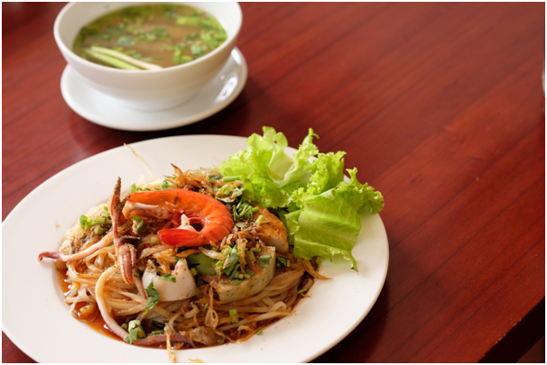 Món hủ tiếu khô Sadec Quán Sa Đéc dùng kèm với nước súp đặc biệt